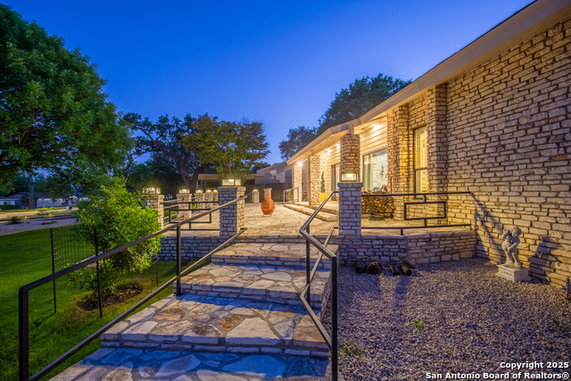 Listing photo id 1 for 122 West Ln  