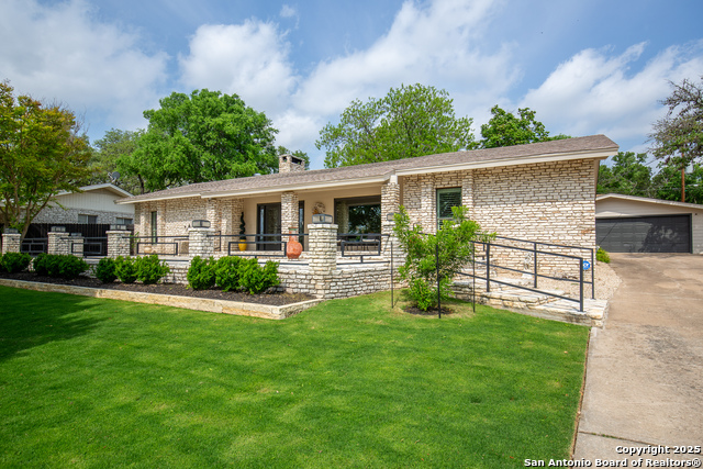 Listing photo id 4 for 122 West Ln  