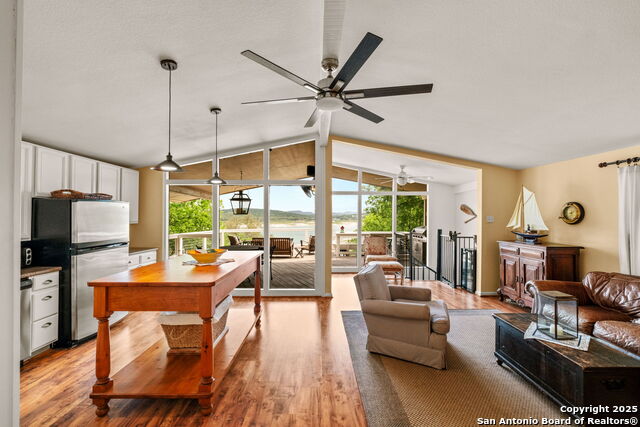Image 12 of 47 For 1074 Lakebreeze