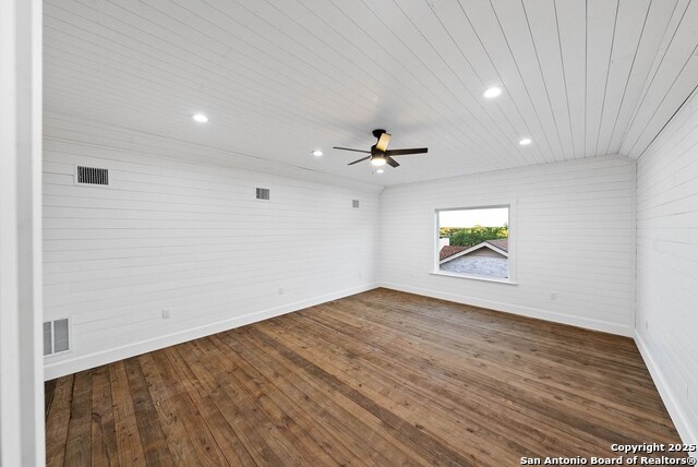 Listing photo id 36 for 502 Sumack Dr W