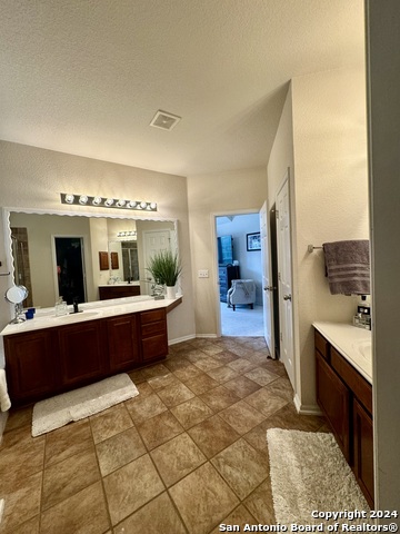 Listing photo id 14 for 4714 River Rock