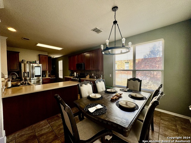 Listing photo id 5 for 4714 River Rock
