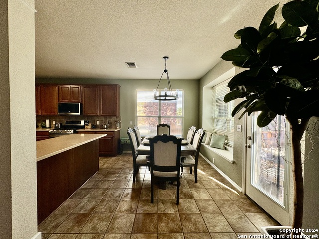 Listing photo id 6 for 4714 River Rock