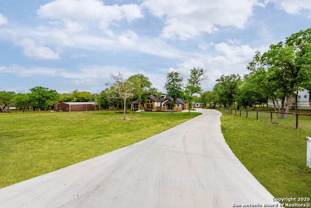 Listing photo id 3 for 140 Wood Valley Dr