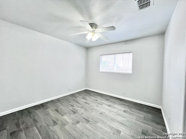 Listing photo id 12 for 5807 Barton Hollow