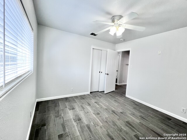 Listing photo id 13 for 5807 Barton Hollow