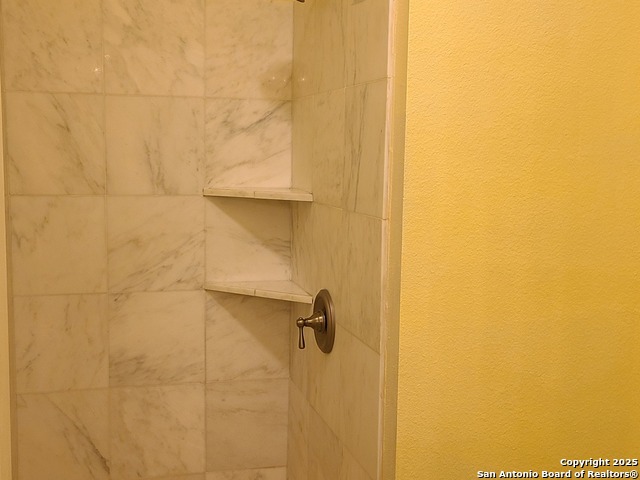 Image 14 of 30 For 6160 Eckhert  Apt 6