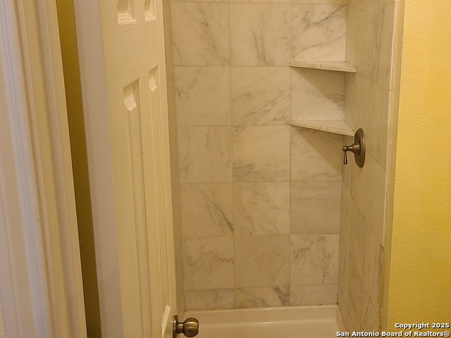 Image 15 of 30 For 6160 Eckhert  Apt 6