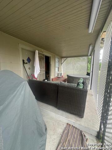 Listing photo id 8 for 619 Pecan