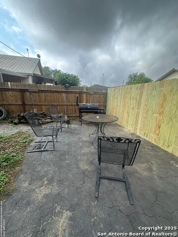Listing photo id 13 for 619 Pecan