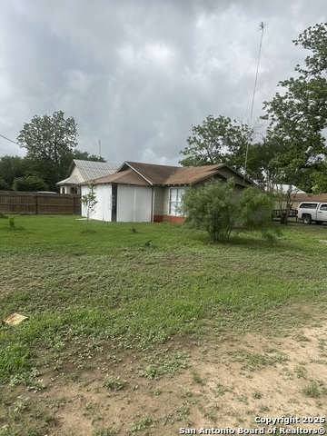 Listing photo id 15 for 619 Pecan