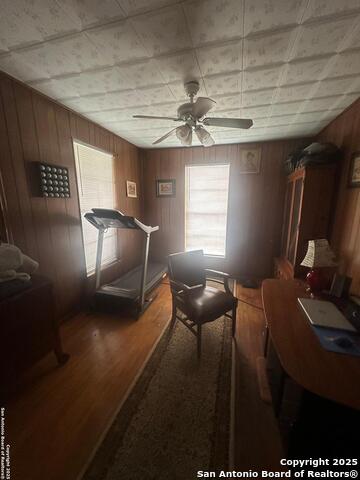 Listing photo id 3 for 619 Pecan
