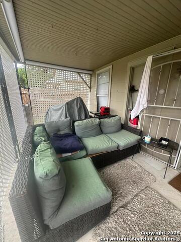 Listing photo id 6 for 619 Pecan