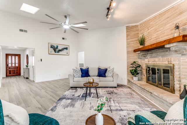 Listing photo id 7 for 1422 Synandra