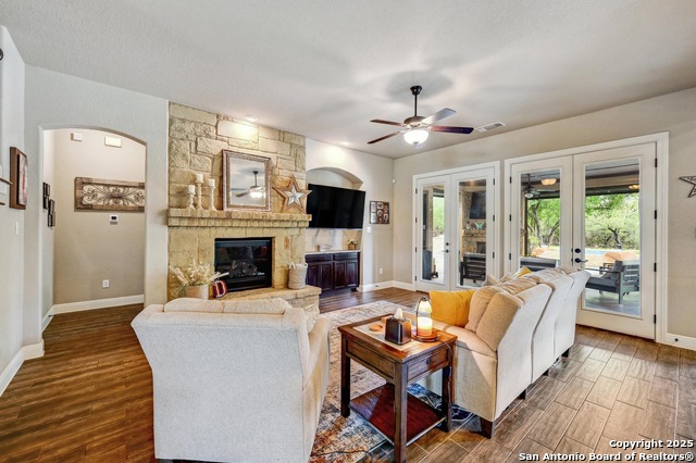 Image 3 of 31 For 101 La Rosa Drive