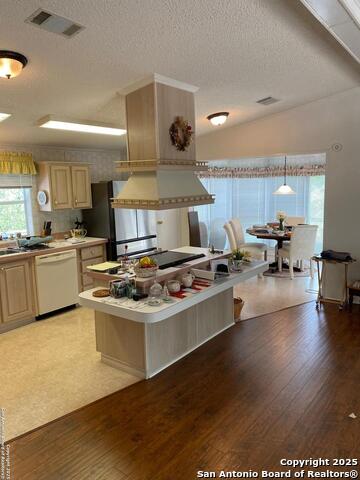 Image 7 of 26 For 220 Walnut Way N