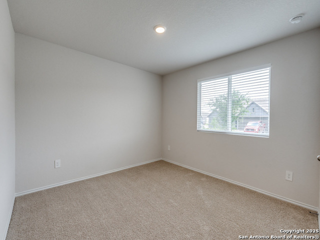 Listing photo id 8 for 404 Ida Loop