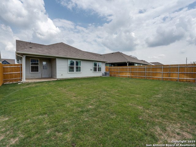 Listing photo id 10 for 404 Ida Loop