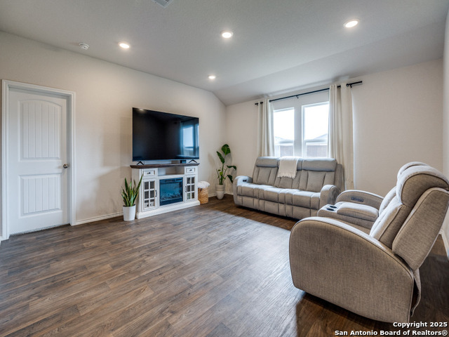 Listing photo id 0 for 404 Ida Loop