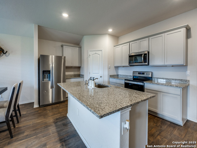 Listing photo id 2 for 404 Ida Loop