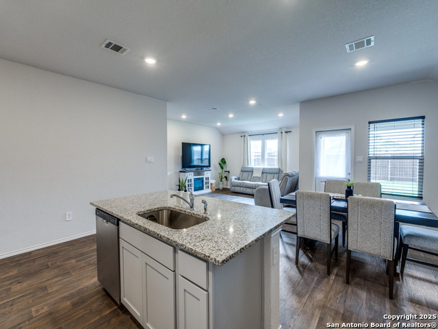 Listing photo id 3 for 404 Ida Loop