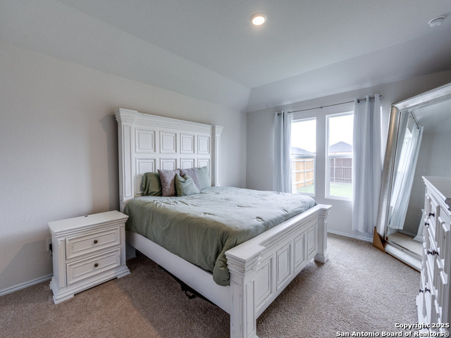 Listing photo id 4 for 404 Ida Loop