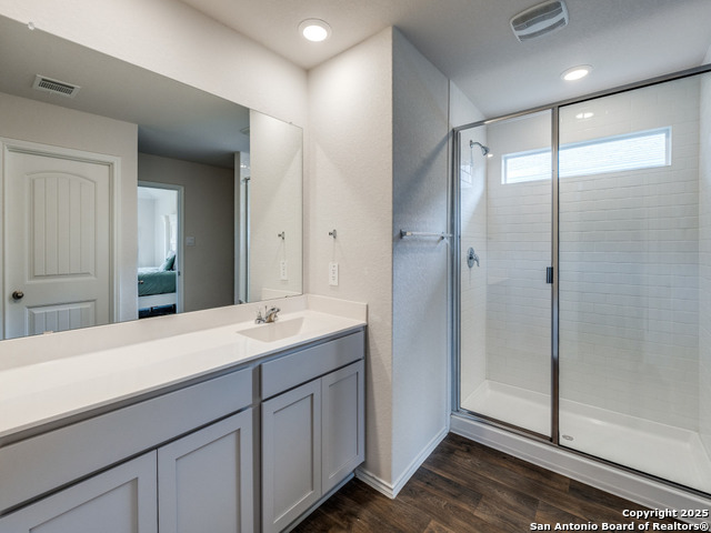Listing photo id 5 for 404 Ida Loop