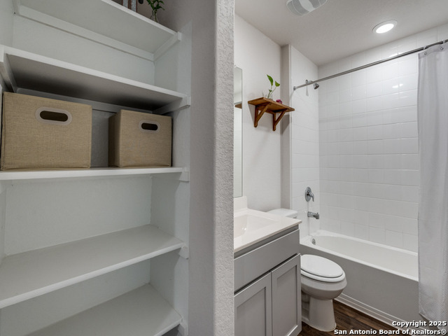 Listing photo id 6 for 404 Ida Loop