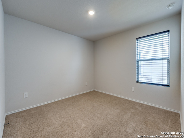 Listing photo id 7 for 404 Ida Loop