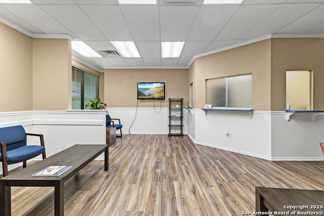 Listing photo id 3 for 16410 Blanco Ste 5 5