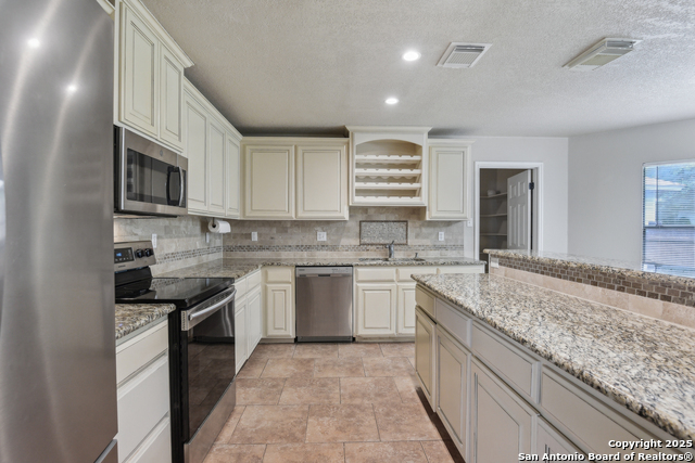 Listing photo id 11 for 2717 Westover