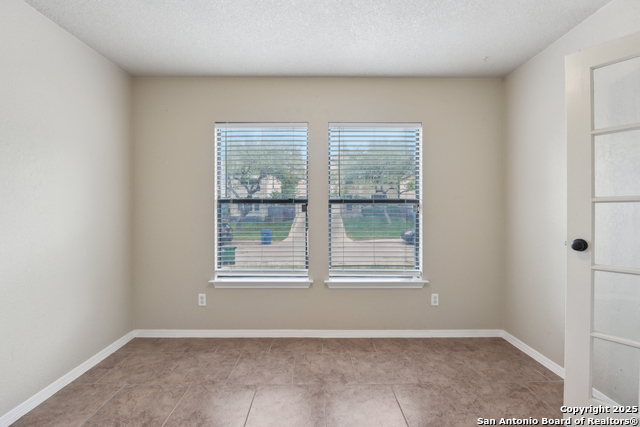 Listing photo id 18 for 2717 Westover