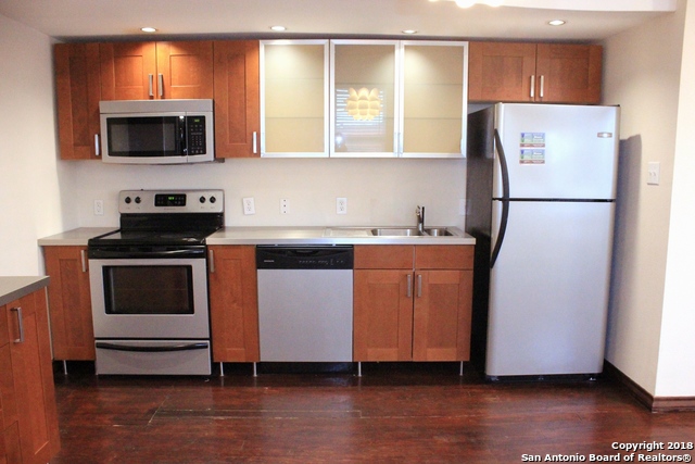 Image 4 of 25 For 810 Ashby Pl E 3