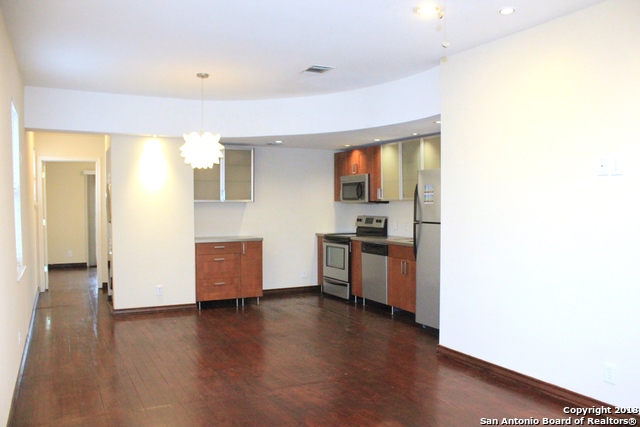 Image 5 of 25 For 810 Ashby Pl E 3