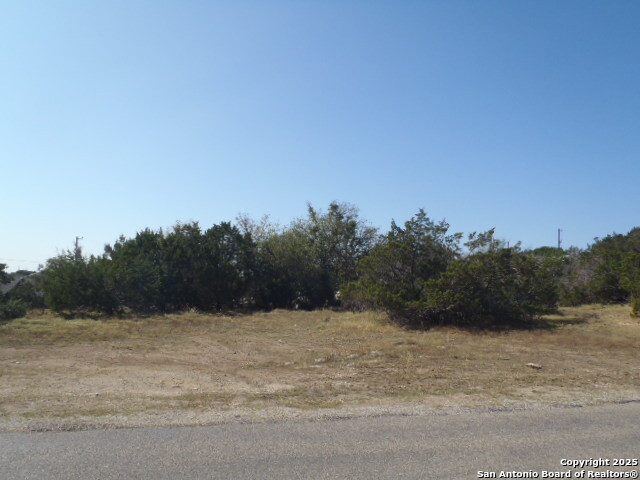 Listing photo id 2 for 1345 Live Oak Dr