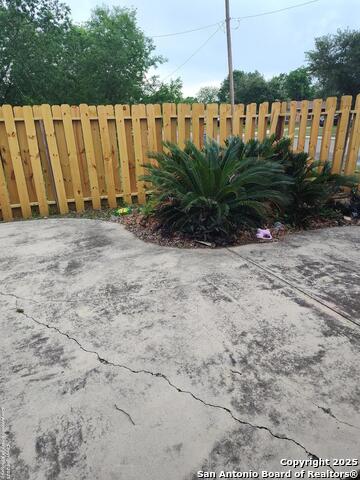Image 2 of 10 For 318 Springwood