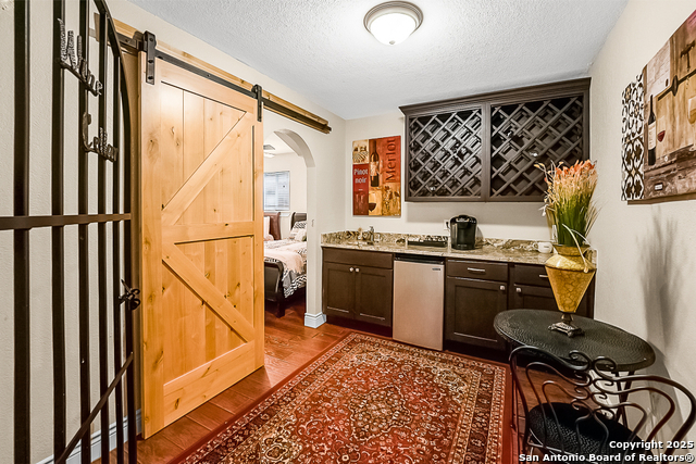Listing photo id 5 for 707 Park Shores