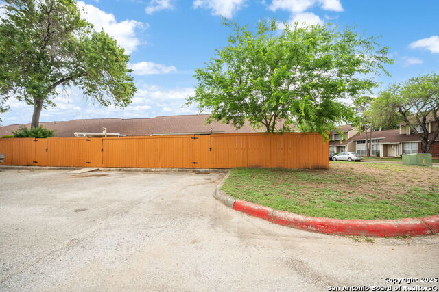 Image 29 of 31 For 9140 Timber Path  3101
