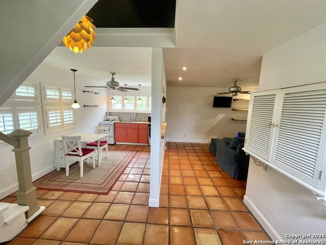 Listing photo id 8 for 2230 Weil  