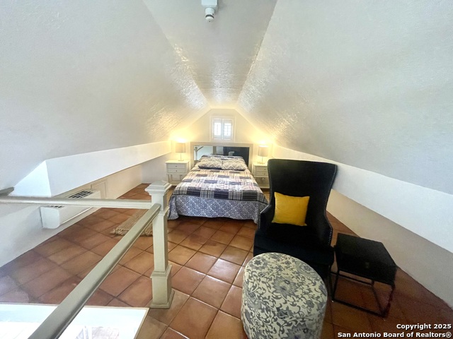 Listing photo id 2 for 2230 Weil  