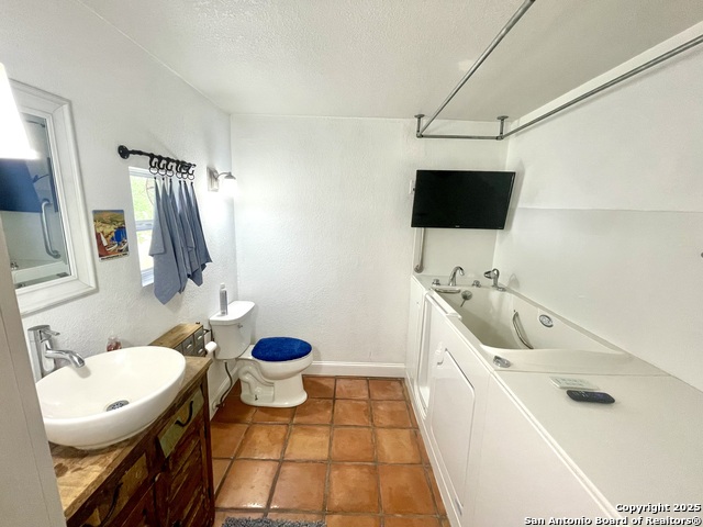 Listing photo id 3 for 2230 Weil  