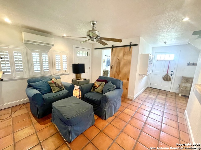 Listing photo id 4 for 2230 Weil  