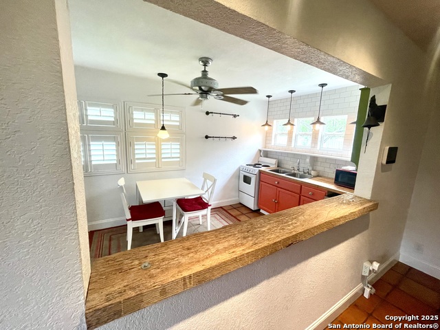 Listing photo id 6 for 2230 Weil  