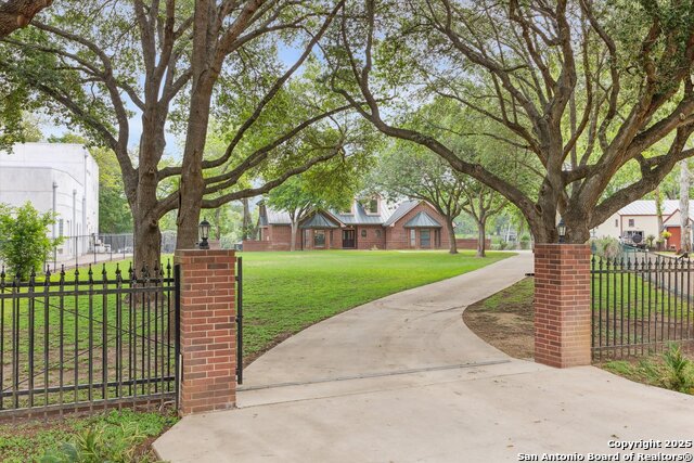 Image 3 of 44 For 640 Woodlake