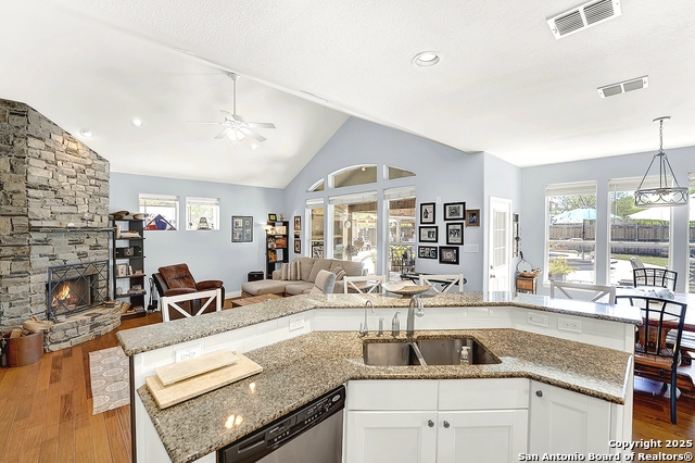 Image 16 of 40 For 884 Torrey E