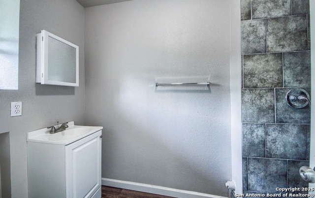 Listing photo id 7 for 204 Division