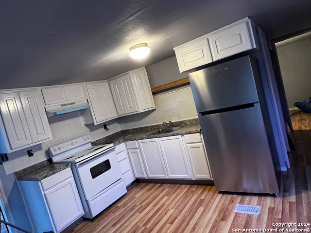 Image 2 of 5 For 1311 Hein Rd W 13