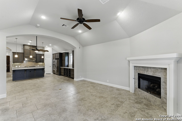 Listing photo id 2 for 907 Carriage Inn