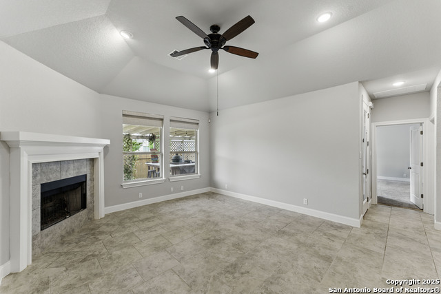 Listing photo id 3 for 907 Carriage Inn
