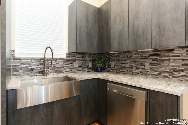Image 11 of 22 For 902 Montana St #103